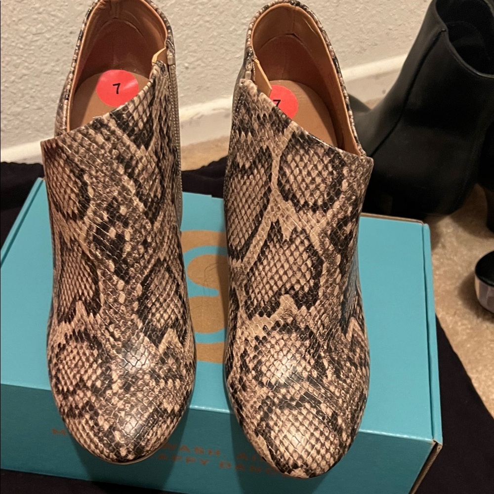 Report Snakeskin Pattern Ankle Booties